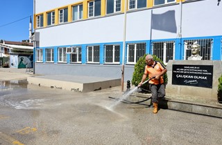 Gemlik Belediyesi’nden Okullarda Kapsamlı Temizlik